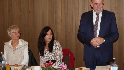 Bild: wro
Die Sitzung in Falkenberg leitete Bezirksvorsitzender Willibald Gailler (rechts). Unterstützt wurde er von Christa Engelhard und Katja Schumann (von links).