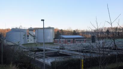 Bild: fz
In einen aufgeräumten und sehr sauberen Zustand präsentiert sich die Kläranlage des Abwasserzweckverbands, in die die Gemeinde Altenstadt, die Stadt Neustadt/WN, die Gemeinde Störnstein sowie Edeldorf und Wilchenreuth (Gemeinde Theisseil) ihre Abwässer zur Entsorgung einleiten.