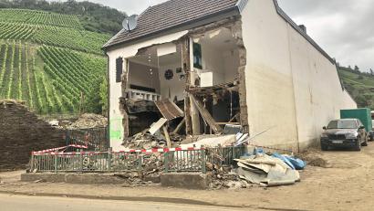 Bild: Alexander Krauß/exb
Fassungslos machte Alexander Krauß bei seinen Einsätzen als Fluthelfer das Ausmaß der Zerstörungen an den Häusern (Bild), der Infrastruktur und auch in der Natur. Um den im Ahrtal lebenden Kindern und Jugendlichen zumindest eine kleine Freude zu breiten, hat der 19-Jährige eine Weihnachtspäckchen-Aktion organisiert.