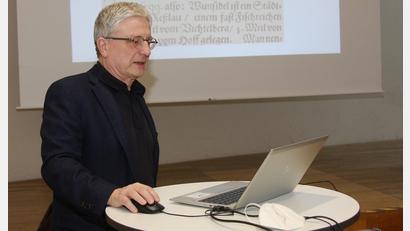 Bild: wro
Studiendirektor Andreas Henkel referierte im Egerland-Kulturhaus über den Gelehrten Matthias Anomoeus.