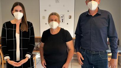 Bild: Bernhard Krebs/exb 
Claudia Raab (Mitte) mit Klinikmanagerin Laura Broening und Geschäftsführer Daniel Weiß