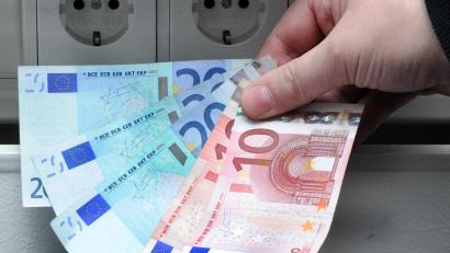 Archivbild: Stephan Huber
Die Stadtwerke Weiden verlangen ab 1. Januar 2022 mehr Geld für Strom. Im Schnitt wird der Arbeitspreis um etwa zwei Cent netto pro Kilowattstunde teurer als im Vorjahr.