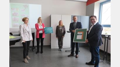 Bild: jzk
Die beiden Realschullehrerinnen Miriam Schraml und Silke Hertel (Zweite und Dritte von links) hatten zwei Projekte mit den Schülerinnen und Schülern erarbeitet.. Ministerialbeauftragte Mathilde Eichhammer (links), Landtagsabgeordneter Tobias Gotthardt und Landrat Roland Grillmeier (von rechts) gratulierten.