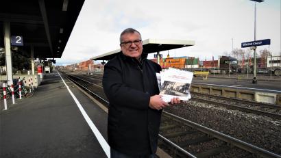 Bild: ubb
Werner Robl widmet seinen Jahreskalender 2022 dem Bahnhofsgelände Wiesau.