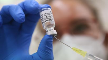 Bild: Matthias Bein
Der Impfstoff von Biontech wird in eine Spritze aufgezogen.