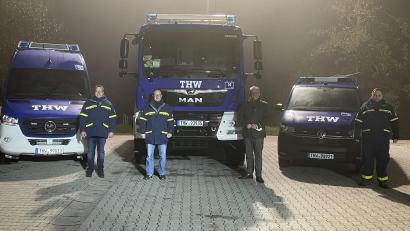 Bild: THW Schwandorf /exb 
Über die neuen Fahrzeuge freuen sich der stellvertretende THW-Ortsbeauftragte Andreas Simon, Ortsbeauftragter Martin Liebl, Vereinsvorsitzender Andreas Feller und Zugführer Alexander Würsching (von links).