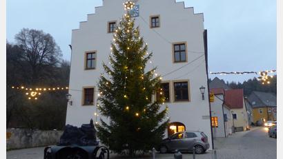 Bild: jp
Rechtzeitig zur Adventszeit erleuchtet am Kastler Marktplatz vor dem Rathaus wieder ein prächtiger Christbaum die Dunkelheit und erinnert daran, dass Weihnachten vor der Tür steht.