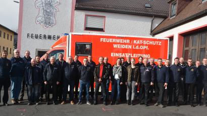 Bild: jr
30 Führungskräfte der Unterstützungsgruppen Örtliche Einsatzleitung (UG-ÖEL) aus der gesamten Oberpfalz sowie die Katastrophenschutz-Sachbearbeiter trafen sich zur Tagung bei der Feuerwehr Mitterteich. Geleitet wurde die Tagung von Peter Pfaffenzeller (Mitte, roter Pullover) aus Weiden.