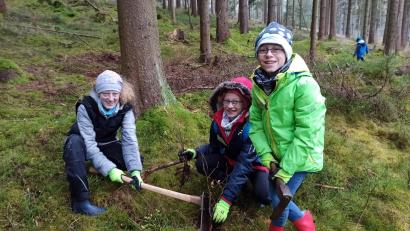 Bild: Kreisjugendring Neustadt/WN/exb
Eine Gruppe Kinder macht mit bei der Pflanzaktion des Kreisjugendrings.