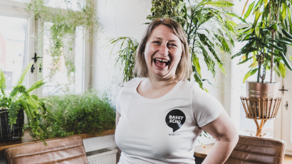 Bild: Lukas Meister
Lena Schulze, 29 Jahre, Redakteurin. "Beim „basst scho“ gefällt mir am Besten, dass es so viele verschiedene Nuancen hat: Es kann bedeuten, dass wirklich alles perfekt ist oder dass man nur gerade so noch zufrieden ist. Und wenns basst, bassts halt."