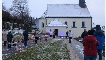 Bild: exb
Vor der Kirche St. Peter und Paul in Paulsdorf zelebriert Kaplan Matthias Strätz eine adventliche Andacht unter freiem Himmel.