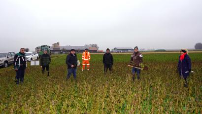 Bild: fvo
Bürgermeister Josef Beimler (von links), Praktikant Simon Schwab, Dipl.-Ing. Martin Schreyer, Waldthurns Wasserwart Sebastian Maier, Landwirt Franz Lukas, AELF-Gewässerschutzbeauftragte Michael Lukas und Christine Griesbach (Sachgebiet Wasserschutz der Marktgemeinde Waldthurn) inspizieren die Demoanlage bei Maienfeld.