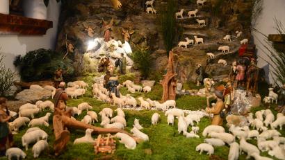 Bild: bey
In der Kreuzbergkirche in Pleystein haben die Mitglieder der Holzschnitzergemeinschaft wieder die vereinseigene Krippe aufgestellt.