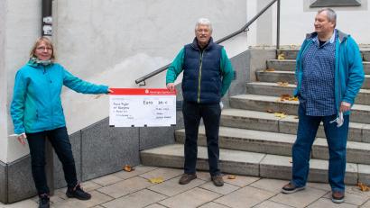 Bild: exb
Bei der Spendenübergabe (von links): Martina Heberl vom Weltladen, Peter Spätling, der das Projekt betreut und Roland Achatz vom Weltladen.