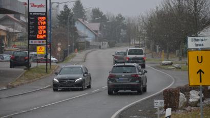 Bild: dob
Das hohe Verkehrsaufkommen in der Waidhauser Straße belastet die Anwohner. Bei der Bürgerversammlung machte Adolf Danzer darüber seiner Enttäuschung Luft.