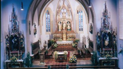 Bild: u
Mit der Renovierung im Jahr 1986 kehrte die Neugotik in die Stadtpfarrkirche zurück. Der Hochaltar erhielt wieder seine Spitze und die Seitenaltäre wurden wieder eingebaut. Zudem erhielt das Gotteshaus einen neuen Volksaltar, einen neuen Ambo und einen neuen Kreuzweg. Bischof Manfred Müller nahm am 9.November 1986 die Benediktion vor.