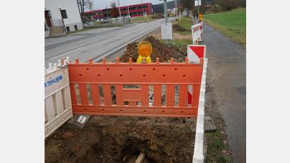 Bild: hmr
Mit kleinen Behinderungen durch die Bauarbeiten entlang des Radwegs in der Egerer Straße müssen die Fußgänger und Radfahrer derzeit rechnen. Vor Weihnachten noch, hieß es auf Anfrage im Rathaus, sollen diese Kontrollschächte verschlossen werden.