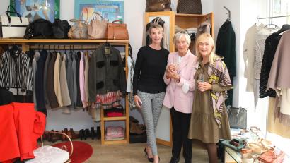 Bild: njn
Geschäftsinhaberin Sieglinde Metz (von rechts) mit ihrer Mutter Angela Schiemann und Mitarbeiterin Marlene.