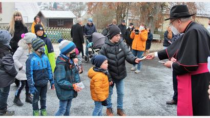 Bild: stg
Die Kindersegnung fand in "abgespeckter" Variante auf dem Kirchplatz statt