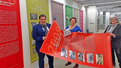 Bild: fphs
Sebastian Macht (links), Mary Möller-Hartung (Mitte) und Stadtarchivarin Edith Kalbskopf (rechts) laden ins Marktredwitzer Stadtarchiv zur Ausstellung „Rawetzer Kalendergeschichte(n)" ein.