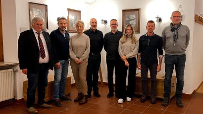 Bild: Kreisverband DLRG Stiftland/exb 
Bezirksvorsitzender Walter Mühlberger gratulierte dem neuen DLRG-Führungsteam um Dietmar Kien, Andrea Kien, Klaus Dieter Fuierer, Manfred Liebl, Christina Kien, Markus Friedl und Roland Steinkohl (von links)