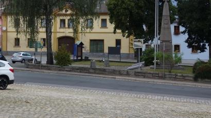Bild: fjo
Während der südliche Marktplatz (im Vordergrund) ein sauberes Granitpflaster trägt, wartet der Platz um das Kriegerdenkmal nunmehr seit zwei Jahrzehnten auf eine ähnliche Neugestaltung.
