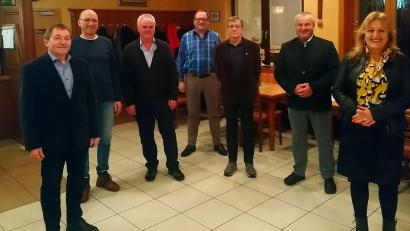 Bild: ral
Bürgermeister Josef Deichl (Zweiter von rechts) verabschiedete die ehemaligen Gemeinderäte (von links) Hans Meier, Ewald Meier, Josef Piehler, Eduard Delling, Franz Probst und Lydia Magdalena Schimmer.