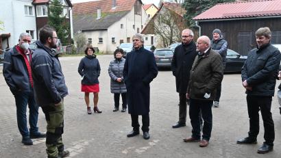 Bild: gf
Leonhard Rösel (Zweiter von links) stellte dem Regierungspräsidenten Axel Bartelt (Bildmitte) seinen Betrieb vor. Mit dabei waren unter anderem die BBV-Bezirksbäuerin Rita Blüml (Dritte von links) und Kreisbäuerin Brigitte Trummer (Vierte von links).