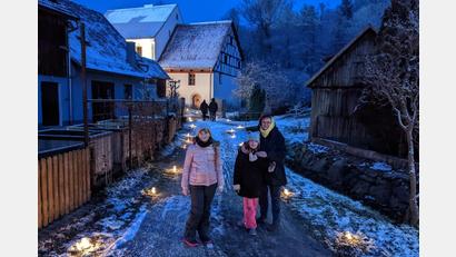 Bild: gri
Am ersten Adventssonntag erhellen 250 Kerzenlichter das Dorf. Der Lichterweg führt auch zur Molzmühle (im Hintergrund).