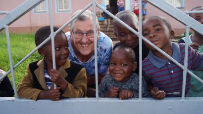 Bild: Burkhard Pechtl
Hildegard Witt ist immer zu einem Späßchen aufgelegt. In der Missionsstation in Litembo kümmert sie sich neben der Pflege von erkrankten Geistlichen auch um die 60 Kinder im Kindergarten.