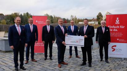 Bild: Sparkasse Oberpfalz Nord/exb
Stiftungsvorstand Hans-Jörg Schön, Roman Schäffler, Franz Stahl, der Vorsitzende des Stiftungsrats Roland Grillmeier, Bernd Sommer, Stefan Grillmeier und Ludwig Zitzmann, Stiftungsvorstand und Vorstand der Sparkasse Oberpfalz Nord, bei der Übergabe des symbolischen Schecks.