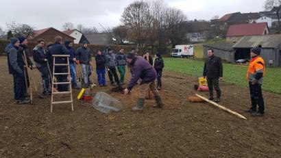 Bild: gi
Im Rahmen des Unterrichtsfaches Naturschutz und Landschaftspflege pflanzen die Schüler/innen des 1. Semesters der Landwirtschaftsschule Weiden zwanzig Obstbäume unter Anleitung ihrer Lehrers Gerhard Gradl (Dritter von rechts). Für den Bayerischen Jagdverband richtete der Vorsitzende der Kreisgruppe Vohenstrauß Christian Ertl (Zweiter von rechts) Worte des Dankes. Auch Betriebsleiter Bernhard Rom (rechts) freute sich über die fachmännischen Hilfen der Landwirtschaftsschule.