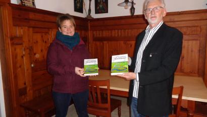 Bild: amö
Stellvertretend für Verleger Eckhard Bodner überreicht Hans-Peter Weiß den druckfrischen Oberpfälzer Heimatkalender an Bürgermeisterin Sonja Meier.