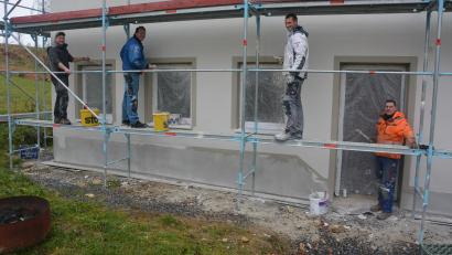 Bild: jr
Zu den jüngsten Maßnahmen beim Neubau des Feuerwehrhauses in Zirkenreuth zählten Malerarbeiten an der Fassade. Bisher haben sich mehr als 35 Feuerwehr-Mitglieder aktiv ins Projekt eingebracht.