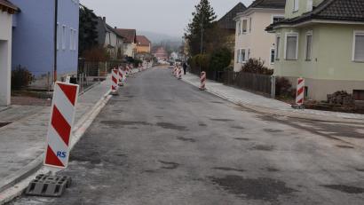 Bild: bnr
Die Bahnhofstraße in Pfreimd ist vom 6. bis 8. Dezember wegen Asphaltierungsarbeiten für alle Fahrzeuge gesperrt