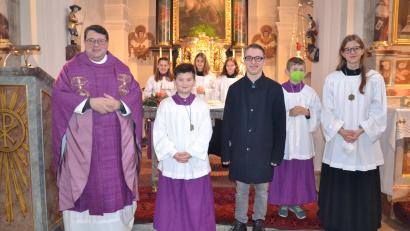 Bild: gi
Am ersten Adventsonntag konnte in der Expositur Etzgersrieth durch Pfarrer Udo Klösel (von links) ein neuer Ministrant Ben Bodensteiner in die Gemeinschaft der Messdiener aufgenommen werden.