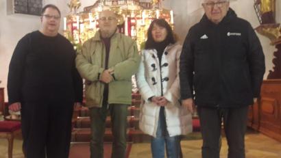 Bild: mad
Adolf und Gabriele Scharf sind als langjährige Kirchenmusiker bewährte Stützen der Pfarrei. Dafür wurde sie nun von Regionaldekan Holger Kruschina und Kirchenpfleger Hanns Dammer ausgezeichnet.