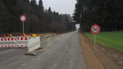Bild: ws
Die Staatsstraße zwischen der Wenderer Höhe und Schwarzenbach wird voraussichtlich Ende der Woche wieder freigegeben. Noch fehlen aber die Feinschicht sowie Markierungen, und auch die Leitplanken werden wohl nicht durchgehend erstellt. Deshalb wird die Geschwindigkeit auf 50 Stundenkilometer begrenzt. Im Frühjahr erfolgen die Restarbeiten.