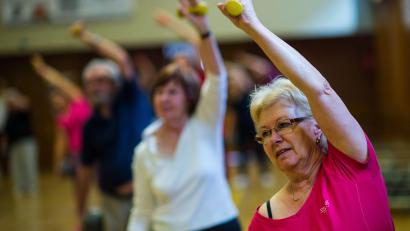 Symbolbild: Andreas Arnold/dpa
Im neuen Wegweiser für Senioren sind Beratungs- und Unterstützungsangebote, aber auch Ansprechpartner zu Kultur-, Bildungs- und Freizeitangeboten zu finden.