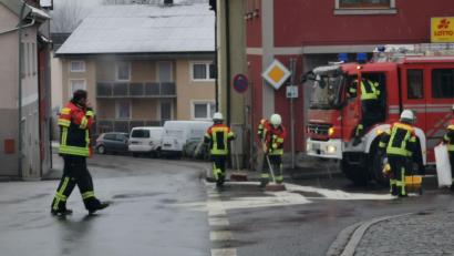 Bild: gz
Die Feuerwehr beseitigte am ersten Adventsonntag eine Ölspur.