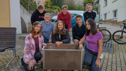 Bild: wku
Bei der Spendenübergabe (von links) Fiona, Marius, Philipp, Sophia, Felix, Bastian, Marlon und Anne verewigten sich auf dem von ihnen gestifteten Blumentrog mit ihrem Namen.