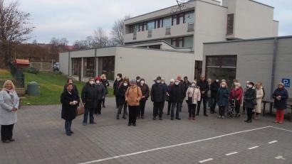 Bild: ws
Der letzte Stadtspaziergang in diesem Jahr führte die Teilnehmer ins Kinderhaus Kunterbunt. Dort stellte Leiterin Silvia Markowski (links) den Gästen die Einrichtung vor. Der Aufenthalt war so interessant, dass keine Zeit mehr für die weitere Runde durch den Ortsteil Ziegelanger blieb.