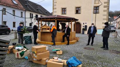 Bild: sne
Während die Schnitzergemeinschaft noch voll mit dem Aufbau beschäftigt ist, informiert Leiter Reinhold Gietl (rechts) Bürgermeister Edgar Knobloch (daneben) über die Neuerungen.