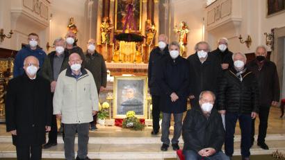 Bild: prh
Vorsitzender Manuel Färber (hinten, links) und Stadtpfarrer Josef Häring (vorne, links) ehren am Ende des Gottesdienstes zum Kolping-Gedenktag treue Mitglieder der Kolpingsfamilie. Hans Nachtmann (vorne, Zweiter von links) wurde für 65 Jahre Mitgliedschaft ausgezeichnet.