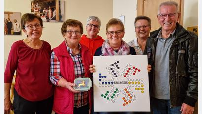 Bild: u
Nach Wiedereröffnung des Seniorentreffs stellen sich die Seniorenbeauftragten der Stadt, Rudi Wild und Claudia Stein, dem Betreuungsteam vor. Sie überreichen ein von Helmut Dolles gespendetes Brettspiel (von links): Anni Regler, Maria Fruth, Claudia Stein, Maria Ott, Marianne Wild und Rudi Wild.