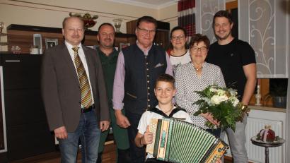 Bild: frd
Zur Goldenen Hochzeit spielte dem Jubelpaar Franziska und Michael Weber Enkel Simon (vorne) auf seiner Harmonie ein Ständchen. Neben vielen weiteren Gratulanten, darunter auch Feriengäste, sprachen auch (von links) Zweiter Bürgermeister Robert Hechtl, Schwiegersohn Marco, Tochter Michaela und Gemeinderat Matthias Meier Glückwünsche aus.