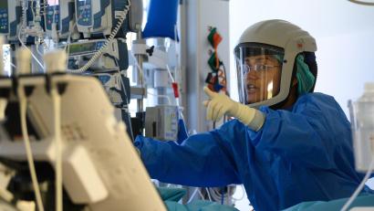 Bild: Robert Michael/dpa
Auf den Intensivstationen liegen vor allem Ungeimpfte.