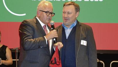 Bild: Kurzka/exb
Über ein besonderes Geschenk freute sich Martin Kurzka anlässlich seines 50. Geburtstages vor drei Jahren. Der damalige Präsident des SC Freiburg und spätere DFB-Präsident Fritz Keller überreichte an ihn ein Freiburger Trikot.