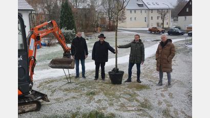 Bild: jr
Umfangreiche Pflanzaktionen haben am Montagvormittag an der Wegeverbindung Weidaweg-Am Bühl begonnen. Zum Auftakt wurde ein Apfelbaum gepflanzt. Mit dabei waren (von links) Stefan Döllinger (Marktverwaltung), Bürgermeister Klaus Meyer, Geschäftsführer Josef Roth (Firma Punzmann) und Architekt Ulrich Greiner.