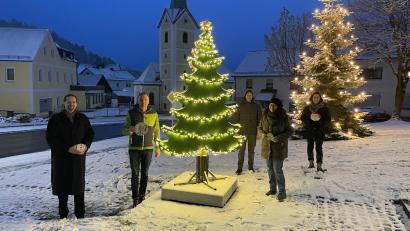 Bild: SPD Flossenbürg/exb
Der SPD-Ortsverein hat neben dem Weihnachtsbaum der Gemeinde einen weiteren Baum aufgestellt, an den von Vereinen und Bürgern gestaltete Holzscheiben als Kugeln gehängt werden. Von links: Zweiter Bürgermeister Holger Bannert, der SPD-Vorsitzende Roman Schell, die Gemeinderäte Ulrich Krapf und Pamela Wünsche (rechts), dazwischen die AsF-Vorsitzende Andrea Egner (Zweite von rechts).